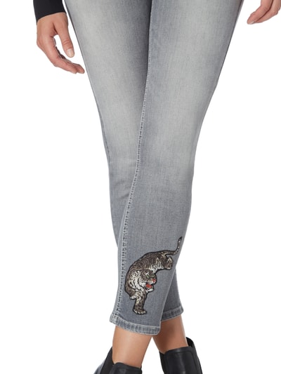 Cambio Slim Fit Jeans mit Tiger-Aufnäher Hellgrau 2