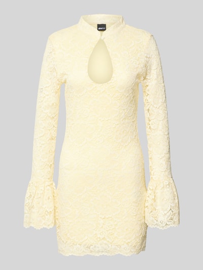 Produktfoto, Slim Fit Minikleid mit Allover-Spitzenbesatz von Gina Tricot, elastyczna mieszanka materiałów, krój slim fit, obszycie z koronki na całej powierzchni, stójka, z długim rękawem, wycięcie w kształcie łezki, długość tyłu w rozmiarze S: 85 cm, szerokość w rozmiarze S: 38 cm, długość rękawów w rozmiarze S: 68 cm