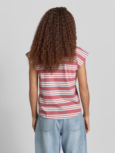 Frauenmodel trägt Regular Fit T-Shirt aus reiner Baumwolle Modell 'CHARLOT' von Pepe Jeans mit Optik: unifarben, Muster: gestreift, Label-Stitching, Rundhals, Kurzarm, aus Jersey-Material, Ganzkörperansicht Rückansicht.
