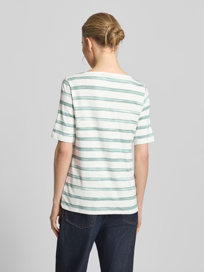 Kobiece modelka nosi T-Shirt aus Viskose-Elasthan-Mix mit Ziersteinbesatz od Betty Barclay, krój regular fit, dekolt okrągły, rękaw 1/2, długość pleców w rozmiarze 36: 61 cm, białe tło, paski miętowe, tekstura gładka, widok całej sylwetki z tyłu.