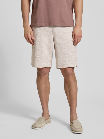Männermodel trägt Shorts mit elastischem Bund und Gesäßtaschen von PAUL SMITH in Beige, reine Baumwolle, Regular Fit, Ganzkörperansicht von vorne.