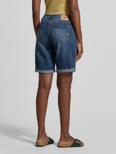 Frauenmodel trägt dunkelblaue Jeansshorts mit Umschlag Modell 'Italy' von Buena Vista, Baumwoll-Mix, Straight Fit, Ganzkörperansicht Rückansicht.