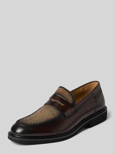 Produktfoto, Loafers mit Label-Detail Modell 'UNICA' von Carl Gross aus echtem Leder, abgerundete Spitze, braune und beige Farbtöne, Schlupfform, sichtbares Textilmuster auf dem Vorderblatt, Absatz 3 cm, Schafthöhe 7 cm, Schaftweite 12 cm