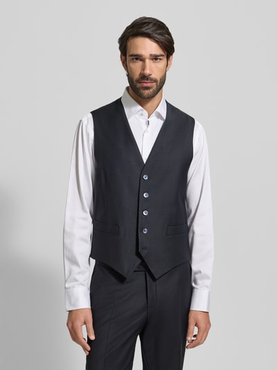 Männermodel trägt Weste mit V-Ausschnitt von bugatti in Dunkelblau, Material-Mix mit Schurwoll-Anteil, Regular Fit, Ganzkörperansicht von vorne.