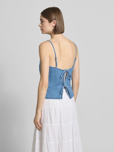 Frauenmodel trägt Damen Top mit Baumwoll-Mix und Leinen-Anteil in Denim-Optik Modell 'Dot' von JJXX, Taillierte Passform, Spaghetti-Träger, Rückenlänge bei Größe S 25 cm, Ganzkörperansicht Rückansicht.