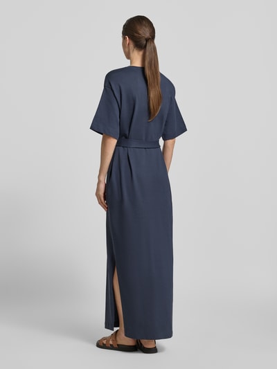 Vrouwenmodel draagt Loose Fit Maxikleid aus reiner Baumwolle Modell 'ESSENTIAL' van Selected Femme, unie kleur, maxi-lengte, ronde hals, bindriem, korte mouw, rechte zoom, split aan de zijkant, steekzakken, puur katoen, totaalbeeld achteraan.