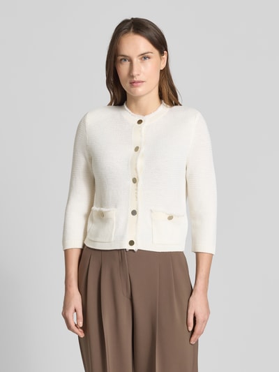 Vrouwenmodel draagt Strickjacke mit Knopfleiste van Windsor, zuiver scheerwol, regular fit, ronde hals, opgestikte zakken, 3/4-mouwen, voorkant volledige lichaamsweergave.