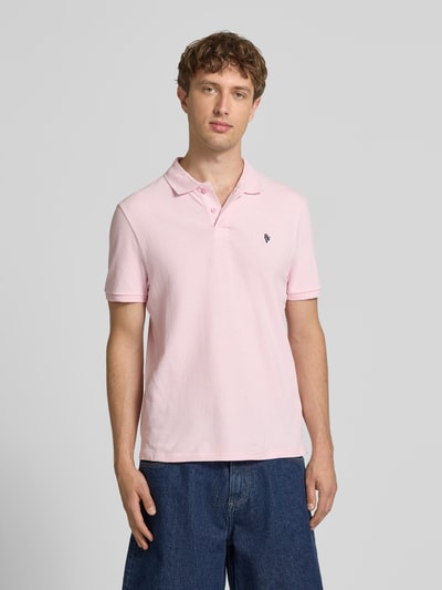 Mężczyzna model nosi Modern Fit Poloshirt mit Logo-Stitching von REVIEW, mieszanka bawełny, kołnierzyk polo, listwa guzikowa, długość tyłu w rozmiarze M: 65 cm, jasnoróżowy kolor, widok całej sylwetki z przodu.