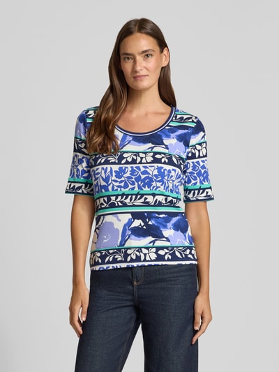 Frauenmodel trägt Damen T-Shirt mit Rundhalsausschnitt von Betty Barclay aus Baumwoll-Mix mit Stretch-Anteil, Regular-Fit, Allover-Muster, Rückenlänge bei Größe 36: 44 cm, Farbkombination Blau, Weiß, Grün, strukturierte Oberfläche, Ganzkörperansicht von vorne.