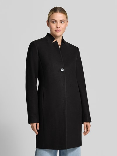 Frauenmodel trägt Mantel mit Viskose-Anteil von COMMA in Schwarz, Stehkragen, Knopfverschluss, Ganzkörperansicht von vorne, taillierte Passform, elastischer Material-Mix
