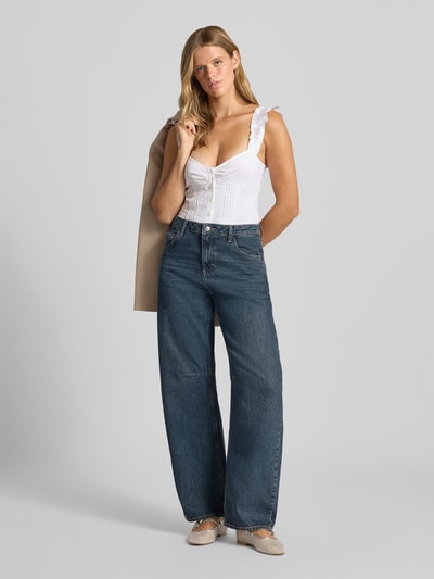Vrouwenmodel draagt Barrel Fit Jeans uit puur katoen met riemlussen van Topshop, 5-pocketmodel, knoop- en ritssluiting, bandwijdte maat 28/32: 38 cm, binnenbeenlengte maat 28/32: 80 cm, donkerblauw, rechte vormen, glad denim oppervlak, volledig lichaamsaanzicht van voren.