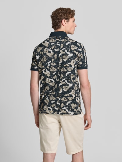 Männermodel trägt Slim Fit Poloshirt im Allover-Look von PME Legend aus Baumwoll-Elasthan-Mix mit Knopfleiste, Label-Stitching, Rückenlänge 72 cm, Ganzkörperansicht Rückansicht.