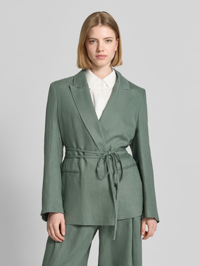 Frauenmodel trägt Anzugblazer mit Reverskragen von Jake*s Collection in sanftem Grün mit Stoffband und Paspeltaschen, taillierte Passform, Rückenlänge 65 cm, Brustweite 60 cm, Ärmellänge 42 cm, Nahaufnahme Oberkörper.