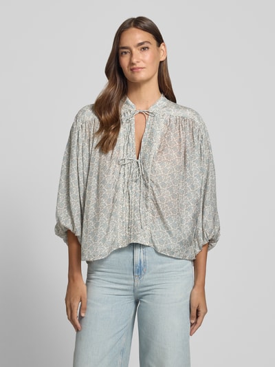 Frauenmodel trägt Relaxed Fit Kurzarmbluse mit Modal-Anteil Modell 'C_BALES' von BOSS Orange in hellem Muster, Ganzkörperansicht von vorne, Damen Kurzarmbluse von BOSS Orange.