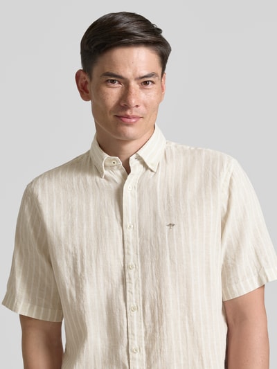 Männermodel trägt Regular Fit Freizeithemd mit Button-Down-Kragen von Fynch-Hatton, Baumwolle-Leinen-Mix, Logo-Stitching, Nahaufnahme Oberkörper. Rückenlänge 76 cm, Schulterbreite 45 cm, Ärmellänge 26 cm.