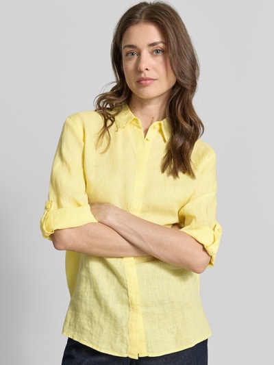 Frauenmodel trägt Regular Fit Hemdbluse aus reinem Leinen Modell 'VICKY' von Brax in Optik: Unifarben, Flammgarn, Hemdkragen, Langarm, einreihige Knopfleiste, Material: reiner Leinen, Label-Applikation, sanft gelbe Farbe, glatte Textur, Nahaufnahme Oberkörper.