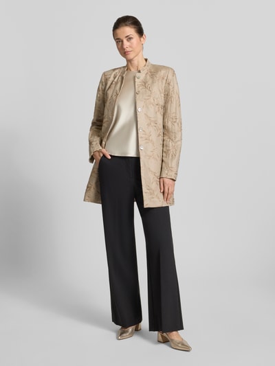 Vrouwenmodel draagt Slim Fit Longblazer uit linnen met opstaande kraag van WHITE LABEL, stitchings, knoopsluiting, beige patroon, ruglengte maat 36: 80 cm, borstwijdte maat 36: 33 cm, mouwlengte 62 cm, geheellichaamsaanzicht van voren.