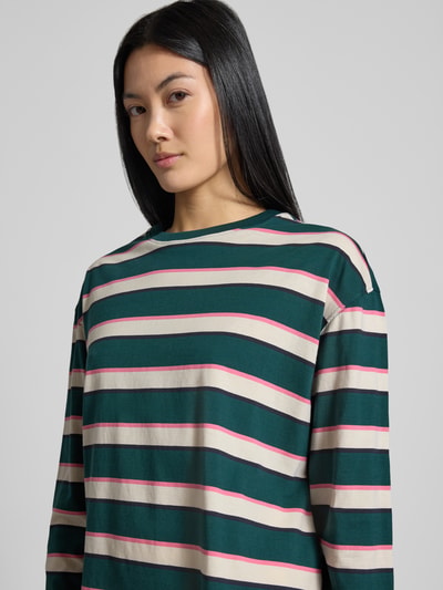 Frauenmodel trägt Regular Fit T-Shirt aus reiner Baumwolle von Jake*s Casual mit grünen, cremefarbenen und roten Streifen, Nahaufnahme Oberkörper.
