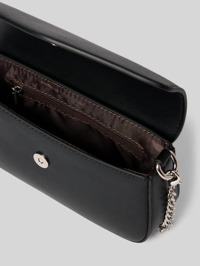 Productfoto, schoudertas met magneetsluiting model 'VANJA' van Seidenfelt in zwart, hoofdvak met omslag, binnenvak met ritssluiting, schouderband met schakelkettinglook, breedte 17 cm, lengte 11 cm, diepte 5 cm, bandlengte 118 cm