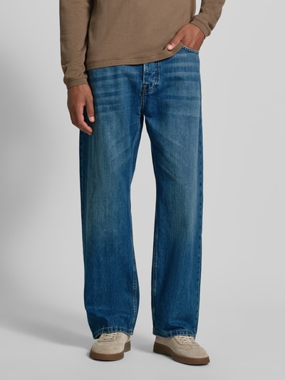 Männermodel trägt Loose Fit Jeans Modell 'THE PITCH' von Scotch & Soda in Used-Look, reine Baumwolle, Nahaufnahme Oberkörper bis Beine.