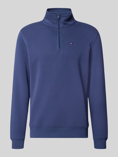 Produktfoto, Regular Fit Sweatshirt aus Baumwoll-Mix von Tommy Jeans in Blau mit halbem Reißverschluss und strukturierter Oberfläche
