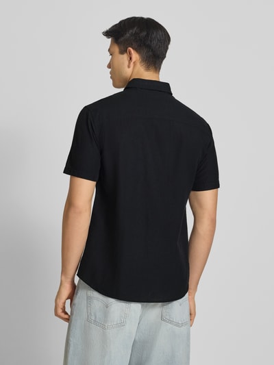 Männermodel trägt Regular Fit Freizeithemd aus Baumwoll-Leinen-Mix von Jack & Jones in Schwarz, Rückenansicht, glatte Struktur, Modell BREEZE, Kentkragen, Knopfleiste, Rückenlänge 76 cm, Schulterbreite 50 cm, Ärmellänge 26 cm.