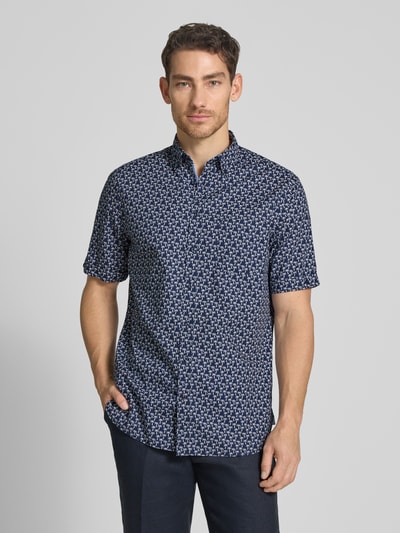 Männermodel trägt Regular Fit Freizeithemd mit Button-Down-Kragen von Christian Berg Men, Reine Baumwolle, Allover-Look, Ganzkörperansicht von vorne
