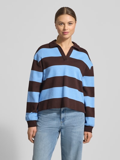Vrouwenmodel draagt sweatshirt met brede lichtblauwe en bruine strepen, platte kraag en V-hals Model 'Glocki' van Opus, mix van katoen en elastaan, recht model, elastische boorden. Ganzkörperansicht van voren.