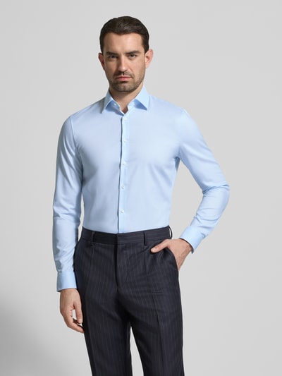 Männermodel trägt Super Slim Fit Business-Hemd mit Kentkragen und Strukturmuster von OLYMP aus Baumwoll-Elasthan-Mix, hellblau, Ganzkörperansicht von vorne. Rückenlänge bei Größe 40: 80 cm, Schulterbreite: 44 cm, Ärmellänge: 66 cm.