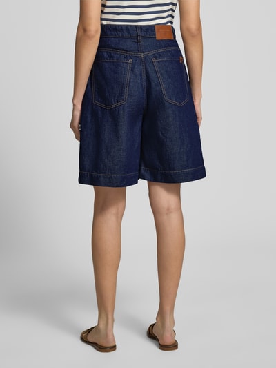 Frauenmodel trägt Wide Leg Bermudashorts aus Baumwoll-Leinen-Mix Modell 'OZONO' von Weekend Max Mara in Denim-Optik, Label-Applikation, 5-Pocket-Design, Dunkelblau, Ganzkörperansicht Rückansicht.