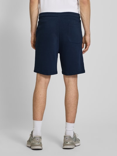 Männermodel trägt Sweatshorts mit Logo Model 'KANE' von Jack & Jones, Dunkelblau, Baumwoll-Mix, Relaxed-Fit, elastischer Bund, Logo, Ganzkörperansicht Rückansicht