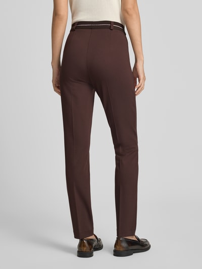 Vrouwenmodel draagt Super Slim Fit broek uit viscosemix model 'LILLYTH' van Raphaela By Brax, Dames smalle broek, volledig beeld achterkant.