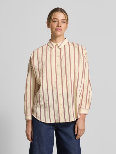 Frauenmodel trägt Relaxed Fit Hemdbluse aus Viskose-Mix von Jake*s Casual, cremefarben mit roten Streifen, durchgehende Knopfleiste, Hemdblusenkragen, langärmeliges Design, Ganzkörperansicht von vorne.