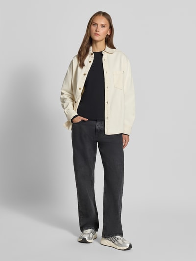 Frauenmodel trägt Longsleeve mit Rundhalsausschnitt Modell 'EVERYDAY' von TOPSHOP, schwarze Farbe, reine Baumwolle, eng anliegender Schnitt, Ganzkörperansicht von vorne.