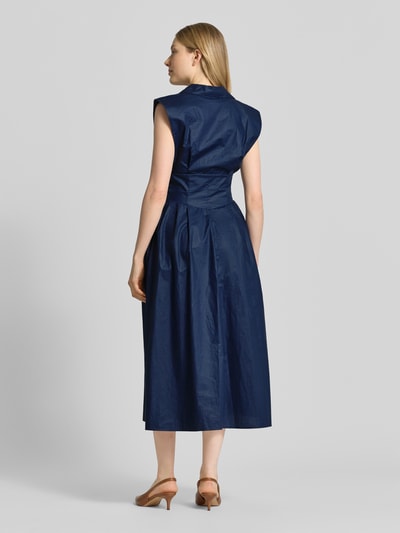 Frauenmodel trägt Midikleid mit verdeckter Knopfleiste Modell 'CHERRY' von Guess in Dunkelblau, Baumwolle, Rückansicht, Ganzkörperansicht.