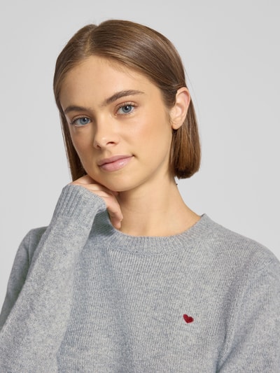 Review Eng anliegender Strickpullover mit Rundhalsausschnitt Hellgrau Melange 3