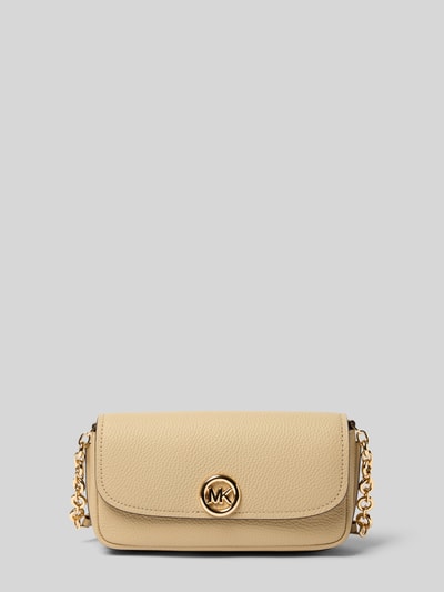 Produktfoto, Shoulder Bag aus echtem Leder Modell 'Nolita' von MICHAEL Michael Kors in Beige mit goldfarbenem Kettenriemen, Logo-Detail und Überschlag, strukturierte Oberfläche, rechteckige Form, 24x9x6 cm, 106 cm Schulterriemen.