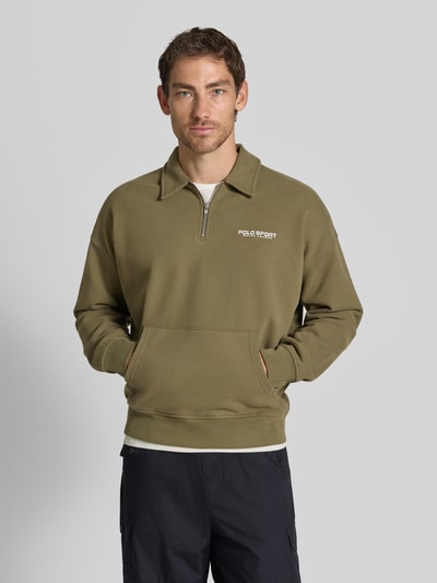 Männermodel trägt olivegrüne Regular Fit Troyer aus katoenmix von Polo Ralph Lauren, Heren Troyer, Ganzkörperansicht von vorne