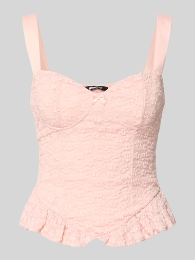 Produktfoto, Slim Fit Top mit Allover-Spitzenbesatz von Gina Tricot in zartem Rosa mit Zierschleife, Spaghettiträger, Rückenlänge 24 cm bei Größe S, feine Struktur durch Spitzenbesatz.