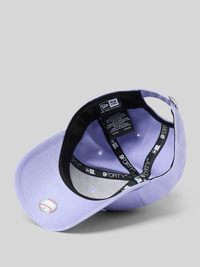 Produktfoto, Basecap mit Logo-Stitchings von New Era in Flieder, reine Baumwolle, verstärkter Schirm, verstellbarer Riegel, Luftlöcher