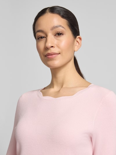 Modelka damska prezentuje Strickshirt aus Viskose-Mix mit Rüschenkragen von Christian Berg Woman, różowy, półrękaw, krój slim fit, zbliżenie na górną część ciała