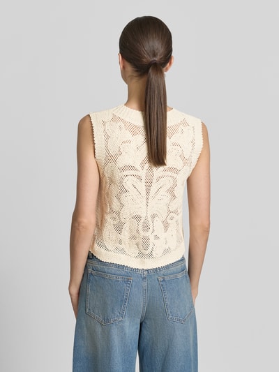 Männermodel trägt Pullunder mit Rundhalsausschnitt von Jake*s Collection, czysta bawełna, krój regular fit, koronka szydełkowa, widok całej sylwetki z tyłu.