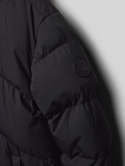 CARS JEANS Płaszcz pikowany o kroju regular fit z aplikacją z logo model ‘Hessya’ Czarny 2