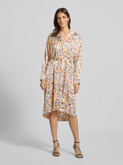 Frauenmodel trägt Midikleid mit Allover-Muster von Christian Berg Woman Selection in Rosa, Material-Mix mit Stretch-Anteil, Taillierter Schnitt, V-Ausschnitt, Taillengürtel, Reverskragen, fließende Struktur, bunte florale Formen, Ganzkörperansicht von vorne.