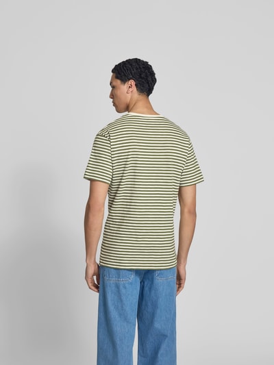 Männermodel trägt T-Shirt mit Rundhalsausschnitt von Closed, Streifenmuster, reine Baumwolle, regular Fit, Rückenansicht Ganzkörperansicht.