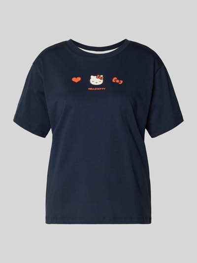 Produktfoto, Regular Fit T-Shirt mit Motiv-Print von Jake*s Casual aus reiner Baumwolle in Dunkelblau mit rotem Motiv und Rundhalsausschnitt.