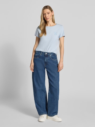 Frauenmodel trägt Regular Fit T-Shirt aus reiner Baumwolle Modell 'C-Elove_4' von BOSS Orange, Optik: Unifarben, Label-Schriftzug, Rundhals, Kurzarm, Materialverarbeitung: Jersey, Ganzkörperansicht von vorne.