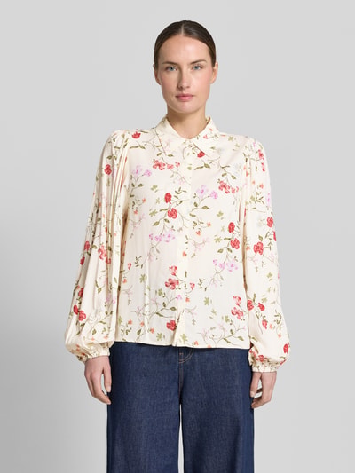 Frauenmodel trägt Bluse aus Viskose mit Kentkragen Modell 'ASINA' von YAS, creme mit floralem Muster, Gerader-Schnitt, Ganzkörperansicht von vorne, Reine Viskose, verdeckte Knopfleiste, elastische Ärmelabschlüsse, Rückenlänge bei Größe 36 59 cm, Ärmellänge 67 cm.