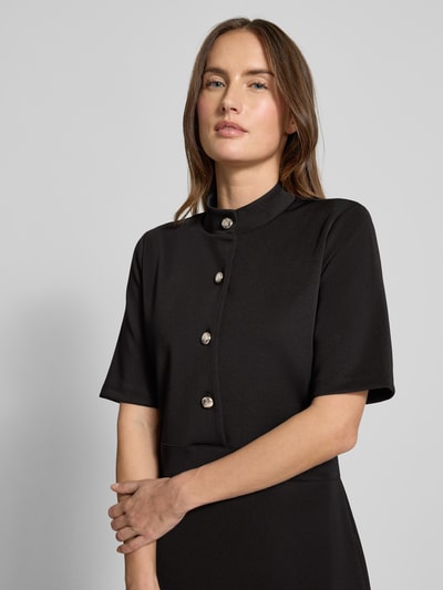 Frauenmodel trägt Kleid mit Stehkragen und Knopfleiste Modell 'Tibra' von JOOP!, Material-Mix, A-Linie, Mini, 1/2-Arm, Nahaufnahme Oberkörper