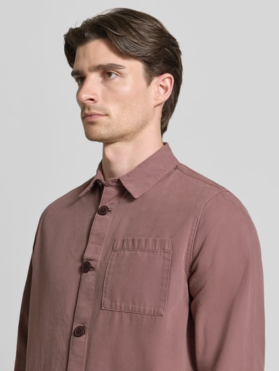 Mannelijk model draagt Regular Fit Hemdjacke aus reiner Baumwolle van Barbour in effen bruin met borstzak, lange mouwen, eenrijige knoopsluiting, recht uit katoen, Nahaufnahme bovenlichaam.